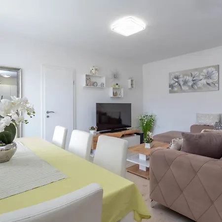 Edi - Zf Hvar Konukevi 4*